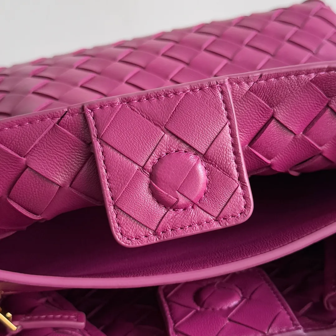 The 2023 new Andiamo batch of 1860 BV has been shipped‼ ️Really popular🔥The new Andiamo woven handbag launched by Bottega Veneta this season is really popular all over the world! ! Celebrities at home and abroad have worn it, and Oscar-winning actress Michelle Yeoh has taken it out on the street. Song Jia, Trai Yara, Yu Feihong, Sanji Ayaka, Rosie Hunting-Whiteley, Yoshioka Riho, etc. have all picked up this bag. It is classic and versatile, showing off its temperament, and the bag capacity is also large, which is very convenient for daily commuting! ! A variety of carrying methods, the shoulder straps can be adjusted by yourself, the original lambskin feels soft and delicate, and the unisex style breaks gender boundaries and brings a more practical and longer-lasting use experience. Andiamo, which has both elegant and casual styles, perfectly interprets the true appearance of "fashionable old money style". Style number: 743568 Size: 25*22*10.5cm